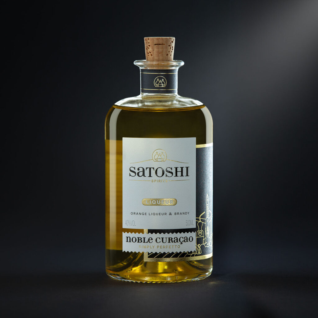 Eine Flasche Satoshi Noble Curaçao. Bildquelle: Satoshi Spirits. 