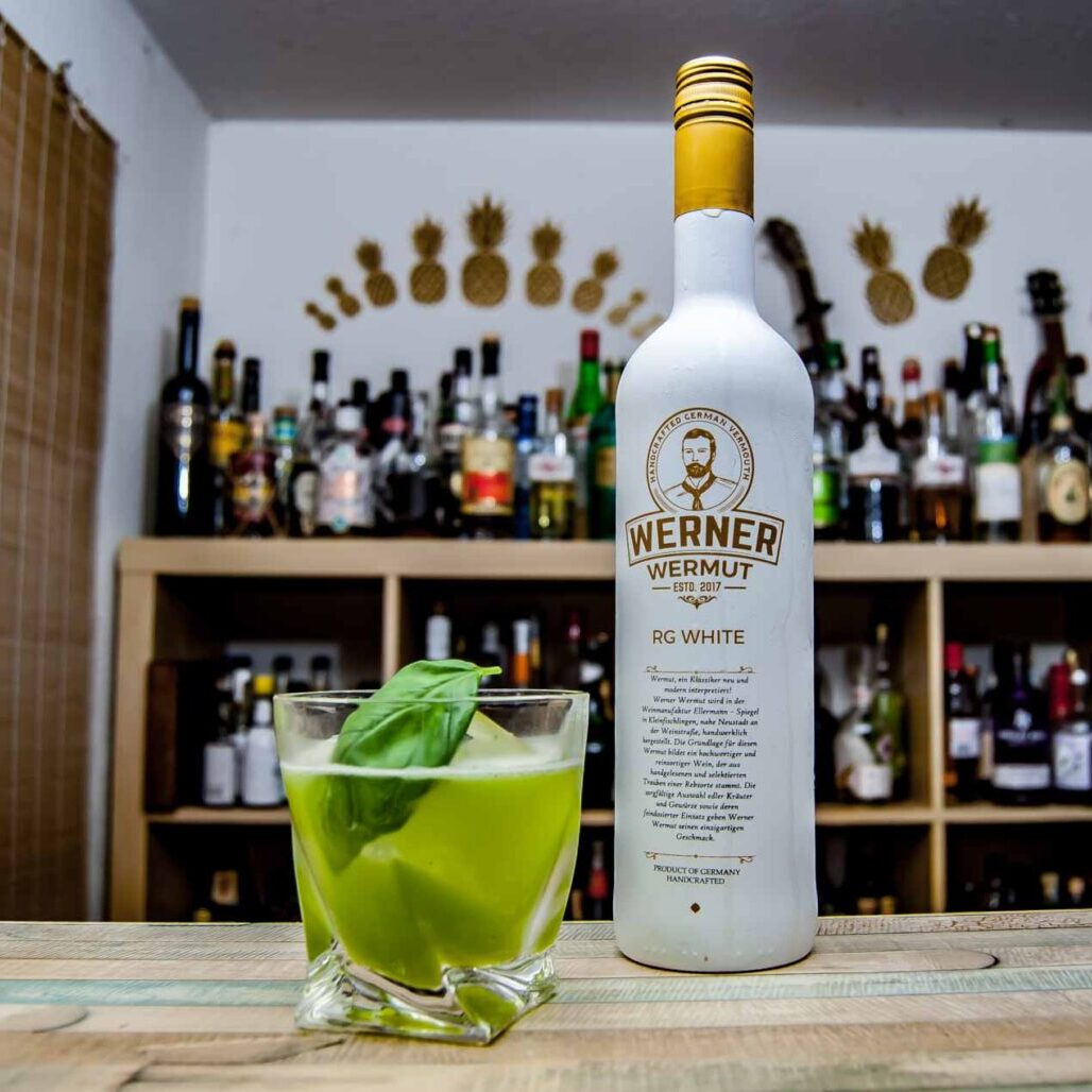 Werner Wermut in einem irre guten Vermouth Basil Smash.