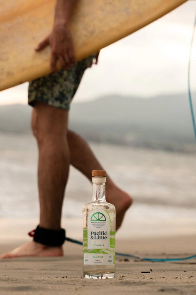 Eine Flasche Pacific & Lime Tequila beim Surfen.