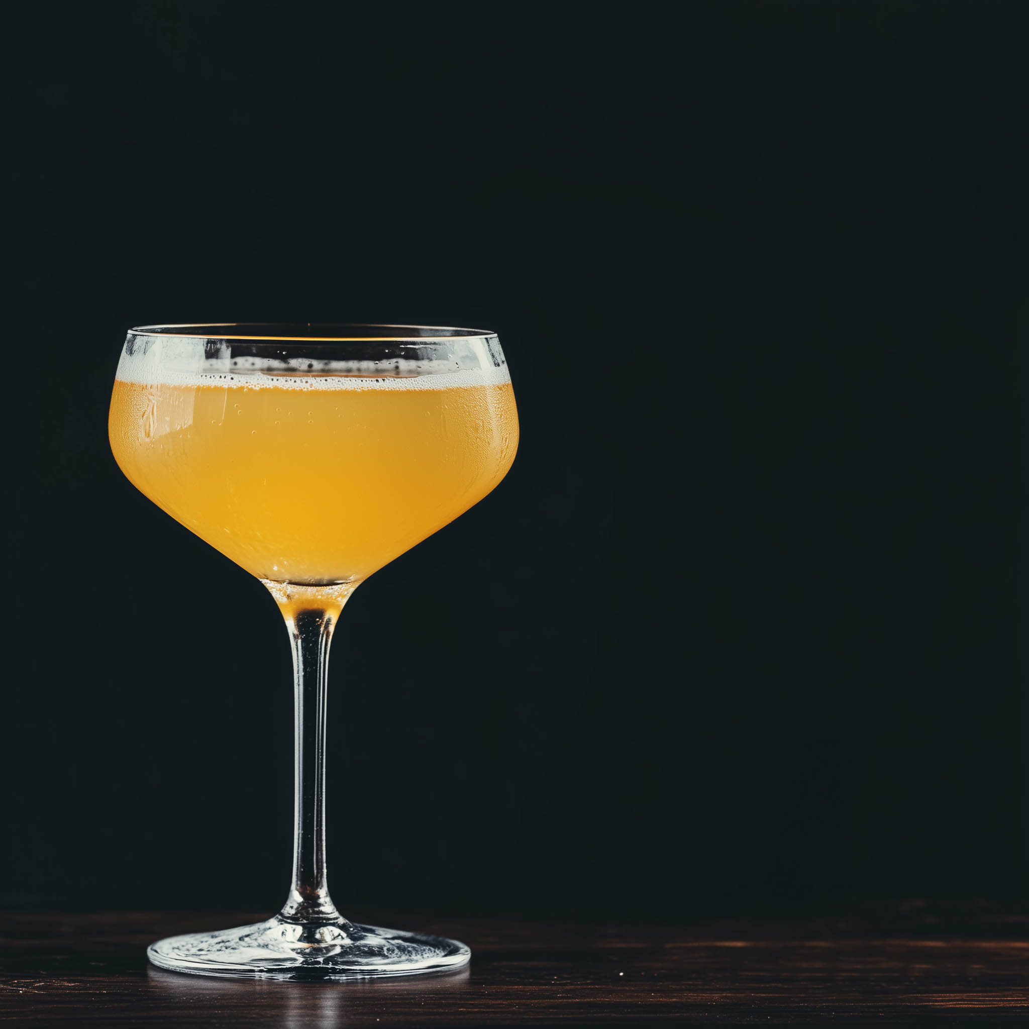 Ein Dionysian Rift Cocktail, ein Tiki-Twist auf den Last Word.
