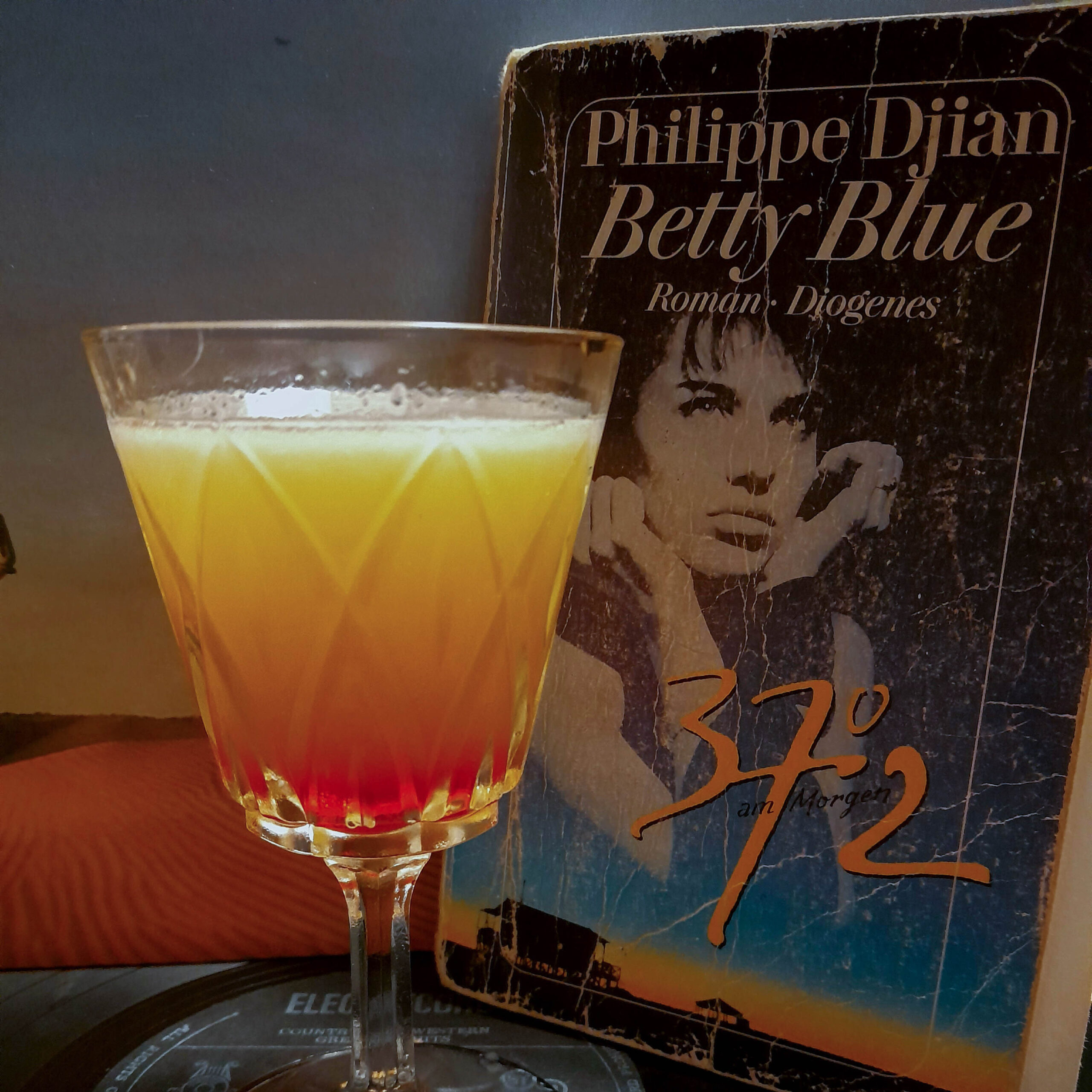Der More Supreme Cocktail mit Rhum Agricole, Limettensaft, Zuckersirup, Campari und Pfeffer.