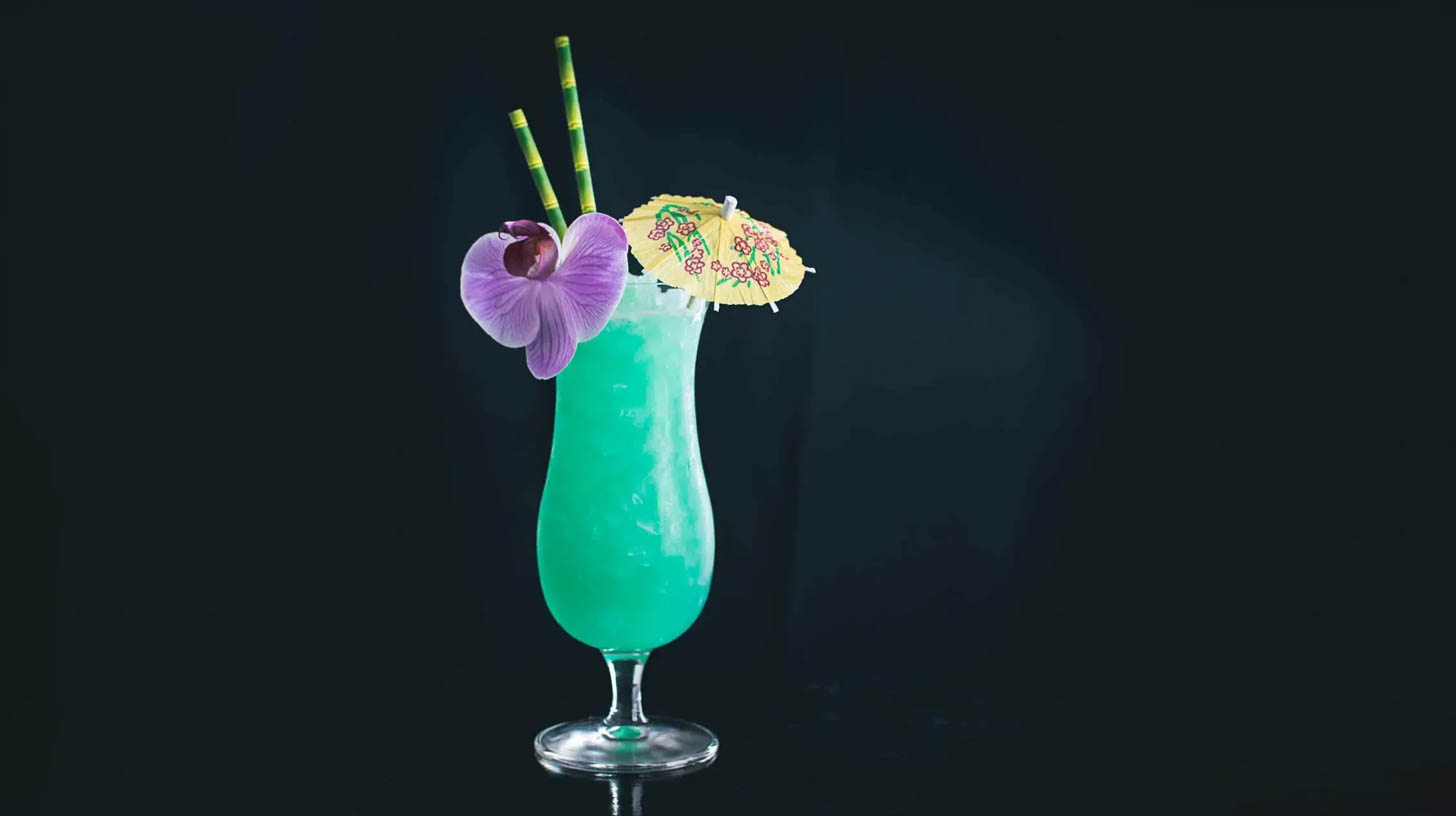 Der Blue Hawaii Cocktail mit Rum, Wodka und Blue Curaçao.
