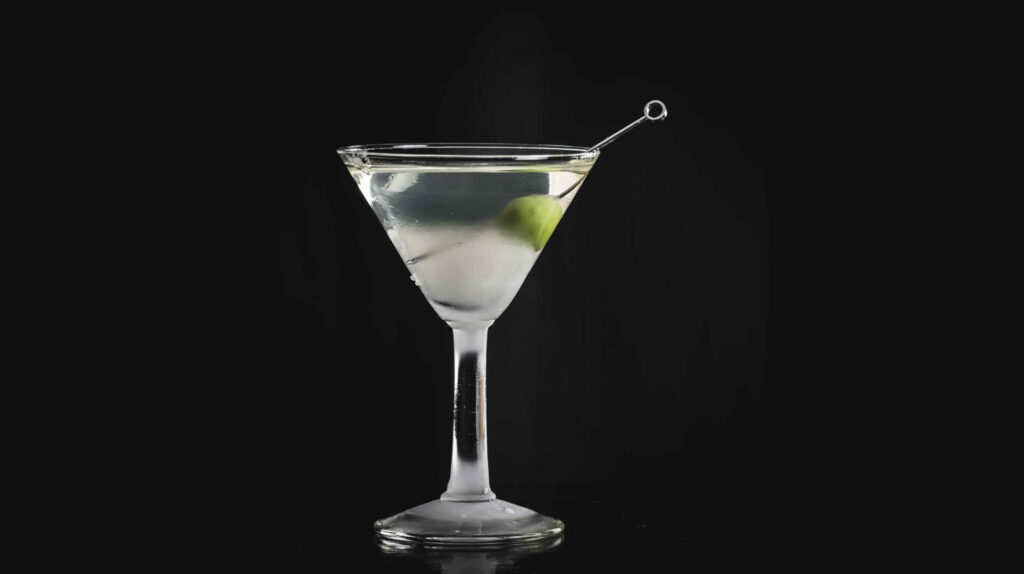 Ein trockener Martini, garniert mit einer einzelnen Olive.