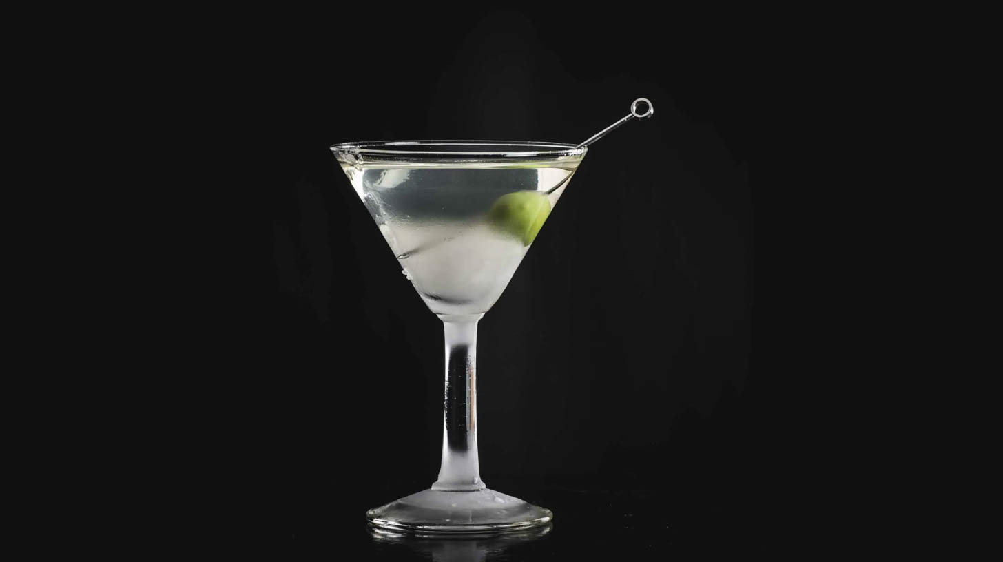 Ein trockener Martini, garniert mit einer einzelnen Olive.