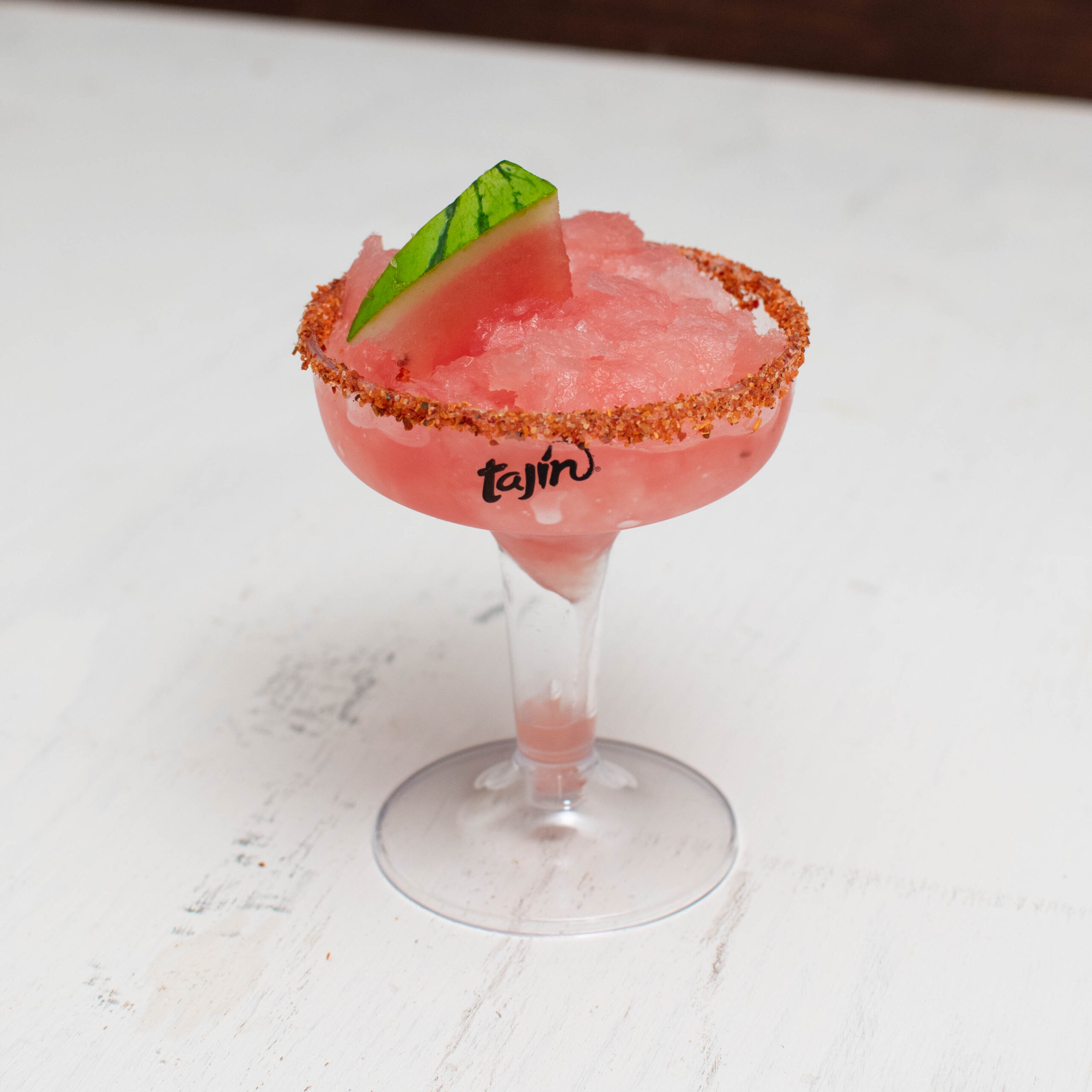 Eine Frozen Watermelon Margarita mit Tajín-Rim.