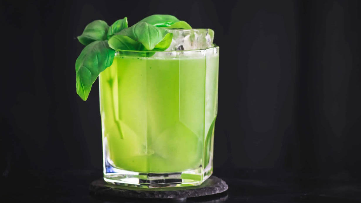 Ein Gin Basil Smash aus Basilikum, Gin und Zuckersirup.