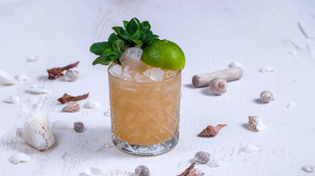 Ein Mai Tai Cocktail aus Rum, Triple Sec, Orgeat und Limettensaft.
