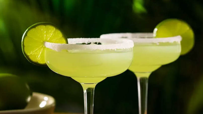 Ein leckerer Margarita-Cocktail mit Tequila, Triple Sec, viel Limette und Salzrand.