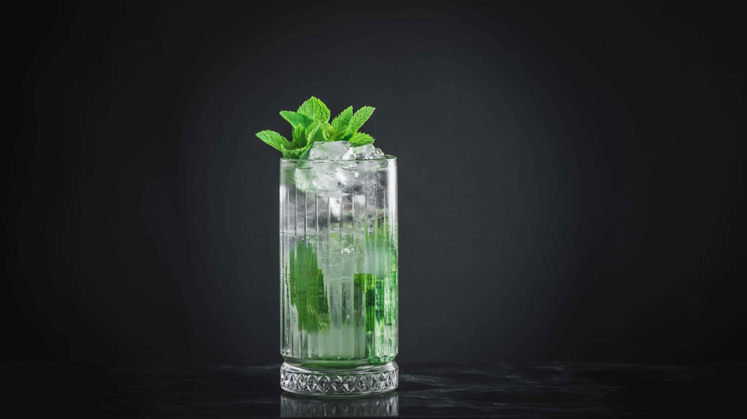 Ein Mojito aus weißem Rum, Zuckersirup. Minze und Soda.