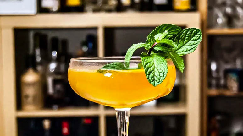 Ein Old Cuban Cocktail mit Rum, Minze und Champagner.