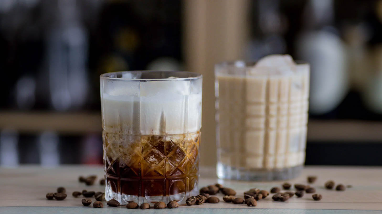 Der White Russian mit Sahne ist unsere Lieblings-Variante - auch wenn der Dude das Ding anders mixt.