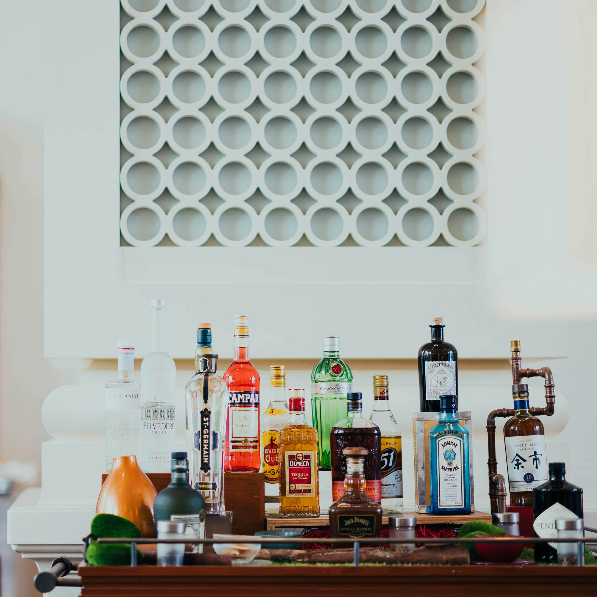 Eine kleine Cocktailbar in einer Wohnung - schon mit einem Barwagen lässt sich manchmal groß aufmixen.