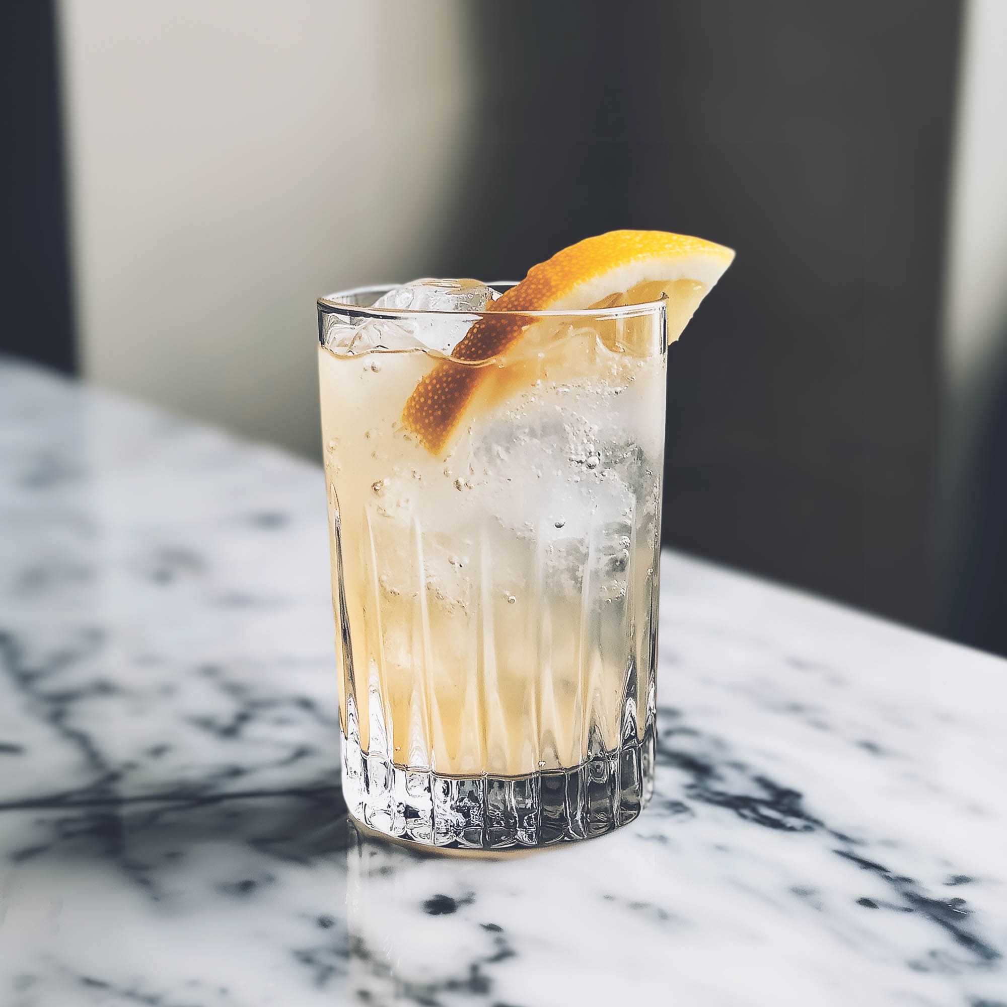 Ein White Port & Tonic, garniert mit einem Orangenschnitz.