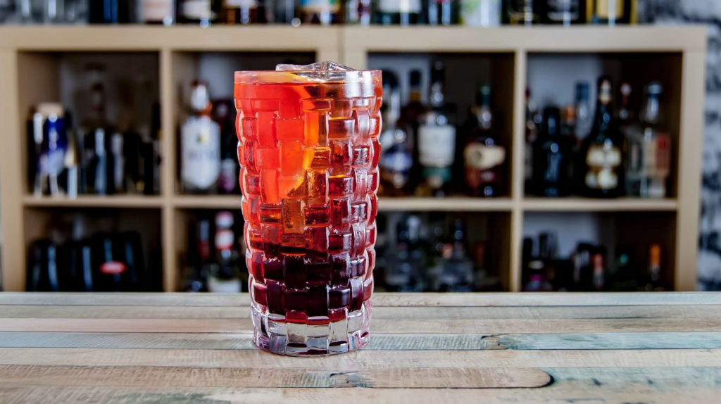 Der Aperitif-Drink Americano besteht aus süßem Wermut, Campari und Soda.
