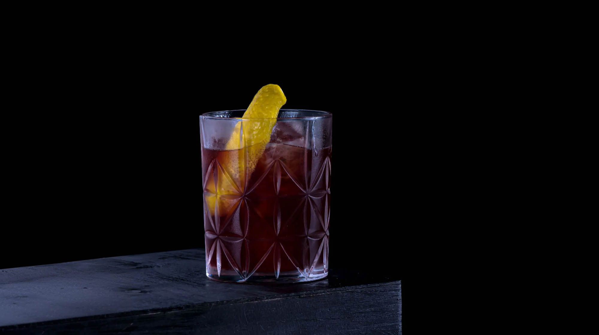 Ein Bitter Giuseppe mit Cynar, rotem Wermut, Orange Bitters und einem Hauch Zitrone.