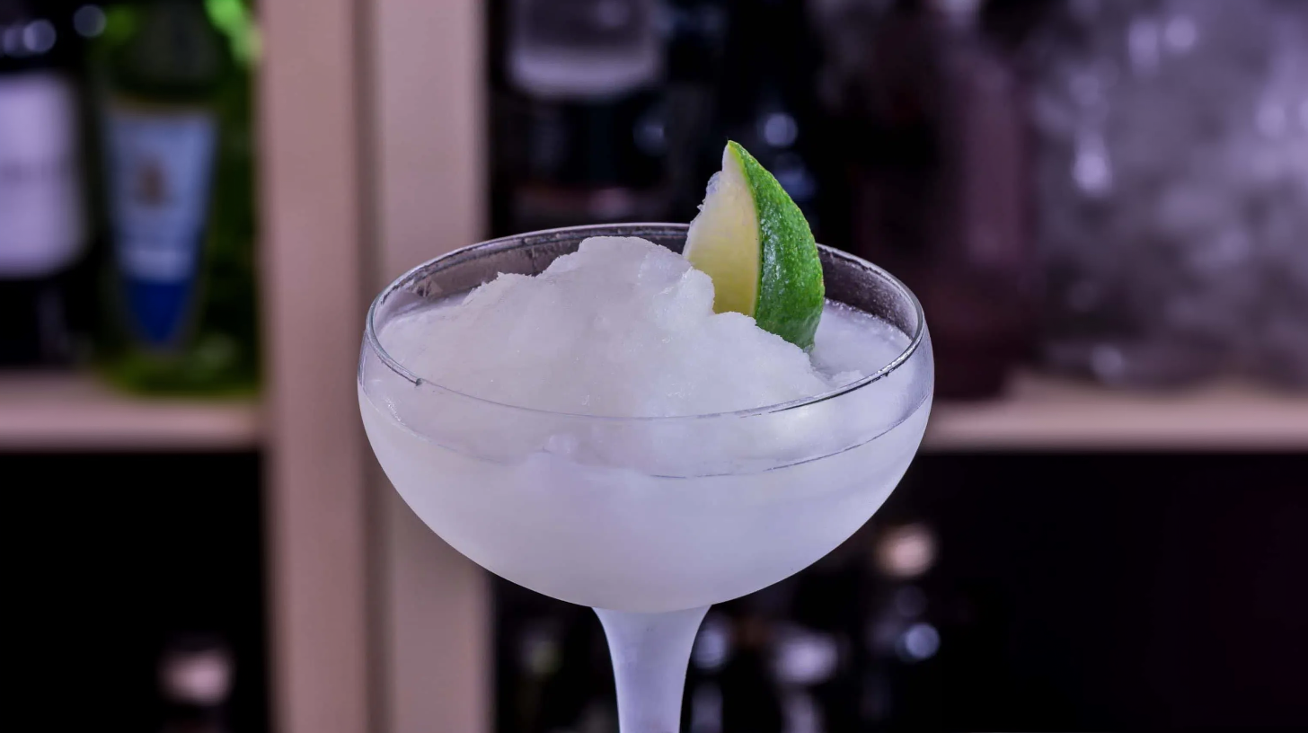 Ein Frozen Margarita-Cocktail mit Limettenhai.