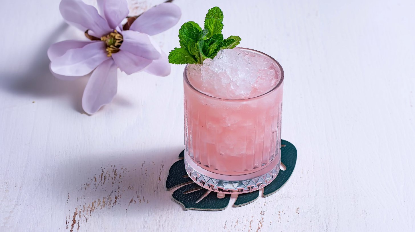 Eine Gin Daisy mit Gin, Zitronensaft, Grenadine und Chartreuse gelb.