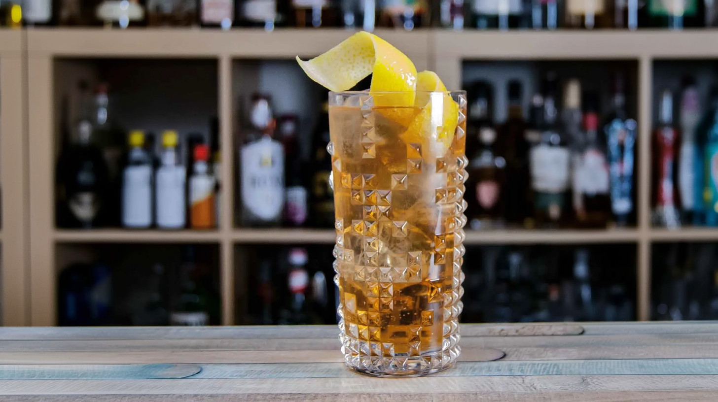 Ein Horse's Neck Cocktail aus Ginger Ale, Bourbon und Angostura Bitters.