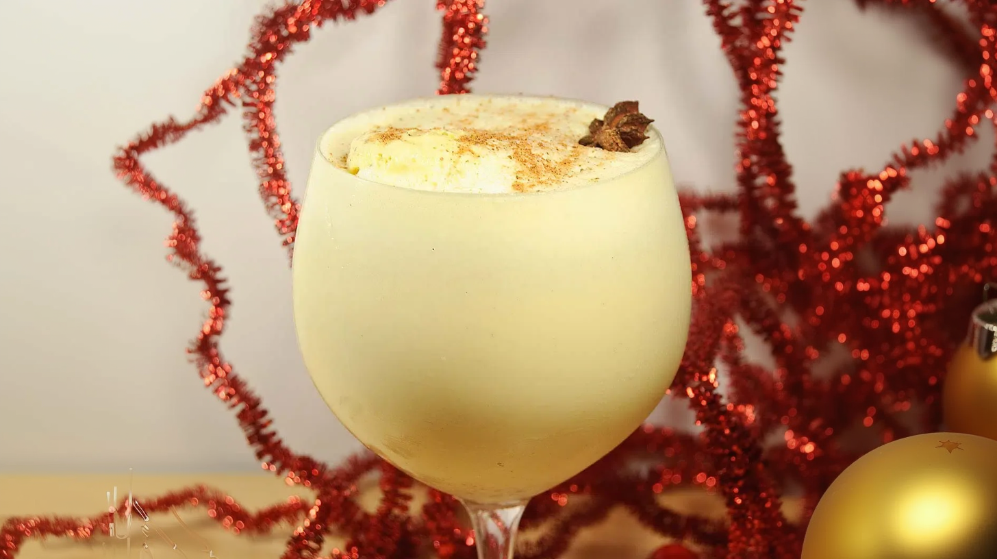 Moose Milk ist eine Bowle aus Whiskey, Rum, Kaffeelikör Ahornsirup, Vanilleeis und Milch und stammt von der kanadischen Marine.