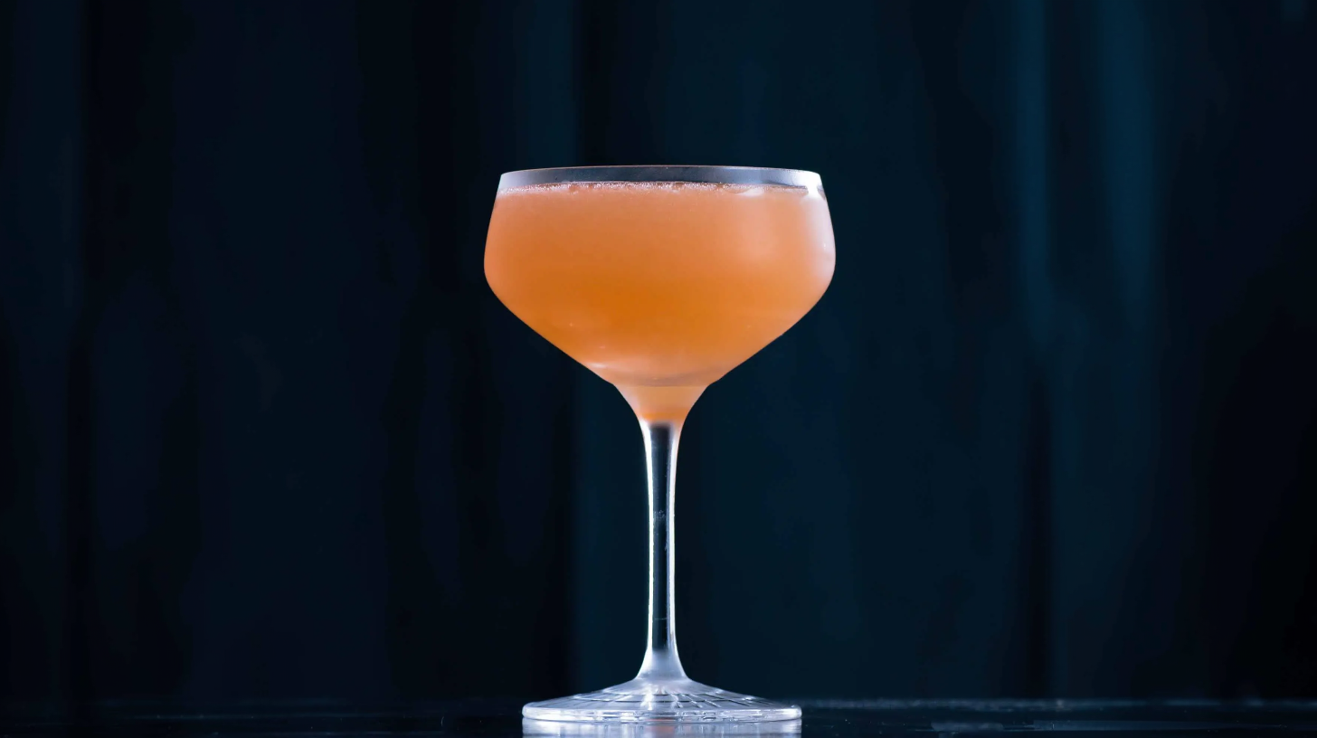 Ein Naked & Famous mit Mezcal, Chartreuse gelb, Limette und Aperol.