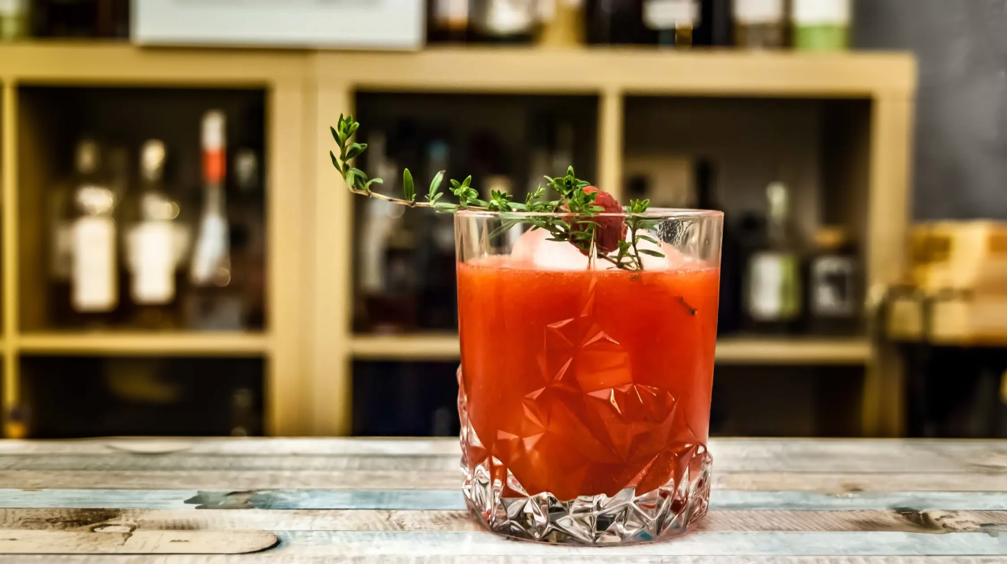 Ein Raspberry Thyme Smash mit Gin, Himbeeren, Thymian - und in diesem Fall noch mit Himbeer-Trinkessig