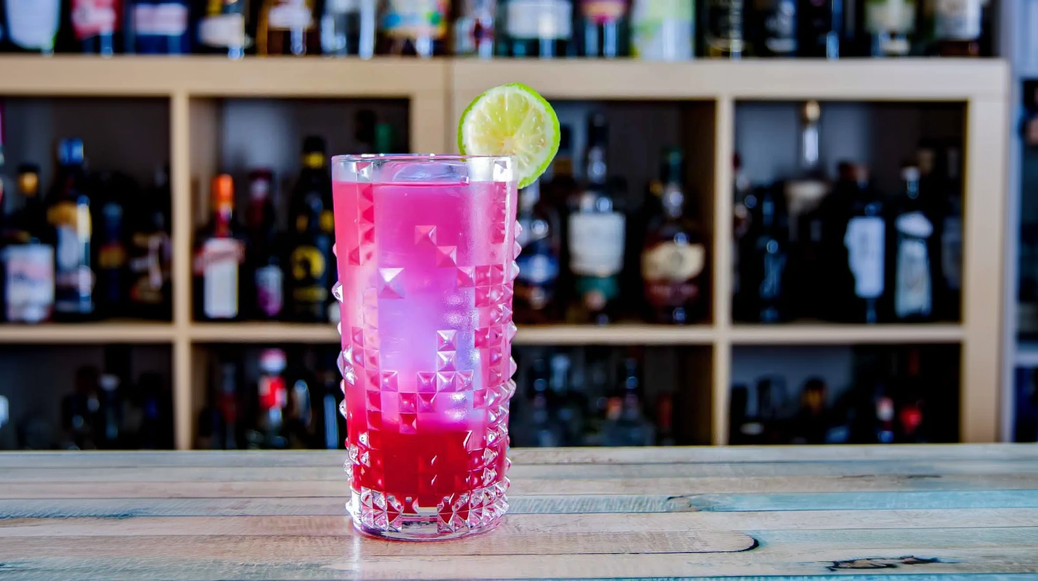 Ein Sea Breeze Cocktail aus Wodka, Cranberrysaft, Grapefruitsaft und Limettensaft.
