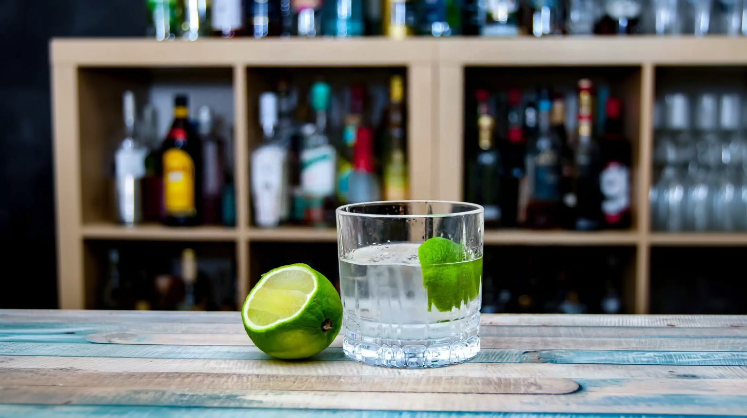 Ein Ti Punch ist ein nicht richtig kalt gerührtes Glas Schnaps mit Zucker und einer Scheibe Limette. Aber in voll gut.