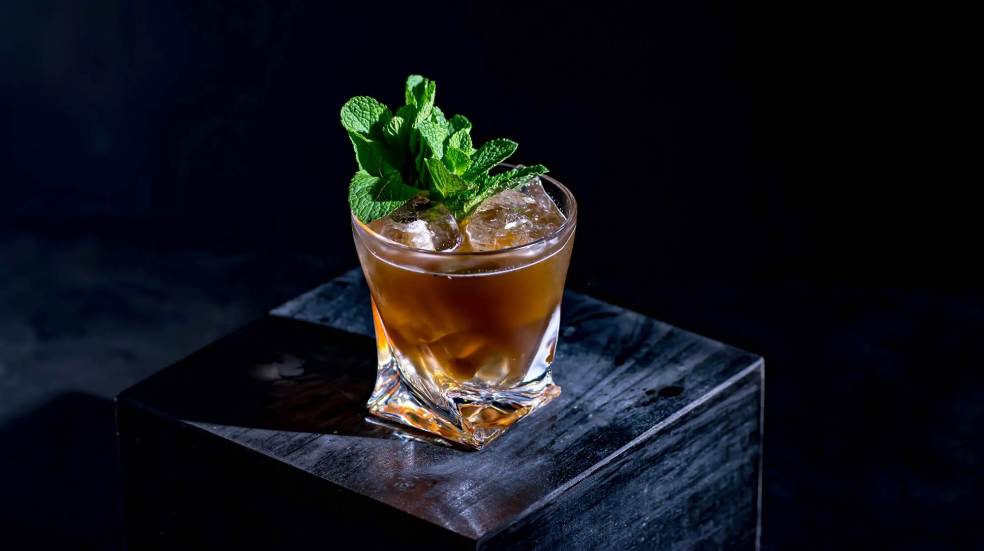 Der Torino Smash ist ein klassischer Sour mit Minze und italienischem Wermut.