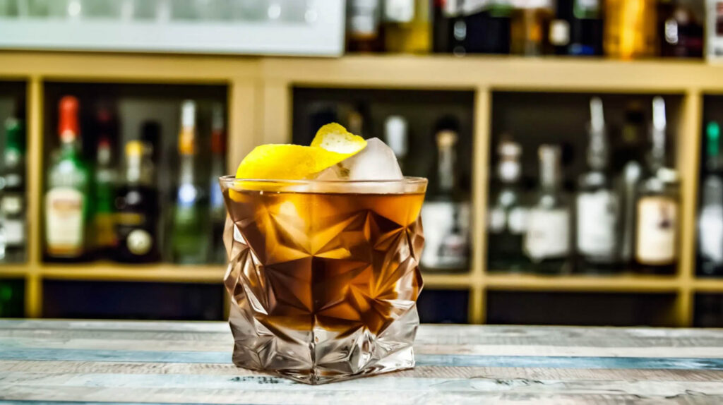 Der Vieux Carré Cocktails aus Cognac, Rye Whiskey, süßem Wermut, Peychaud's und Angostura Bitters sowie Bénédictine.