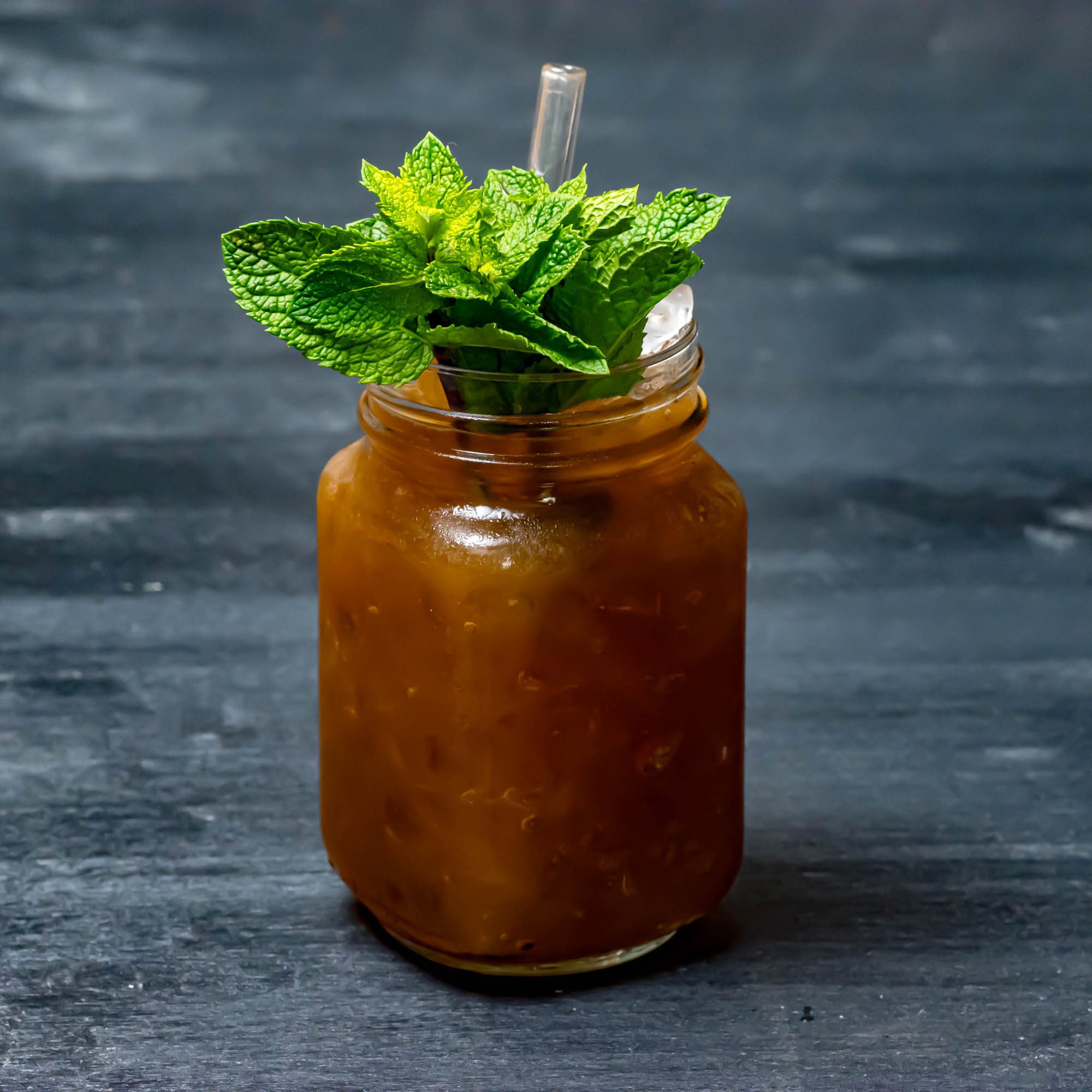 Ein Driftwood Cocktail, garniert mit Minze.