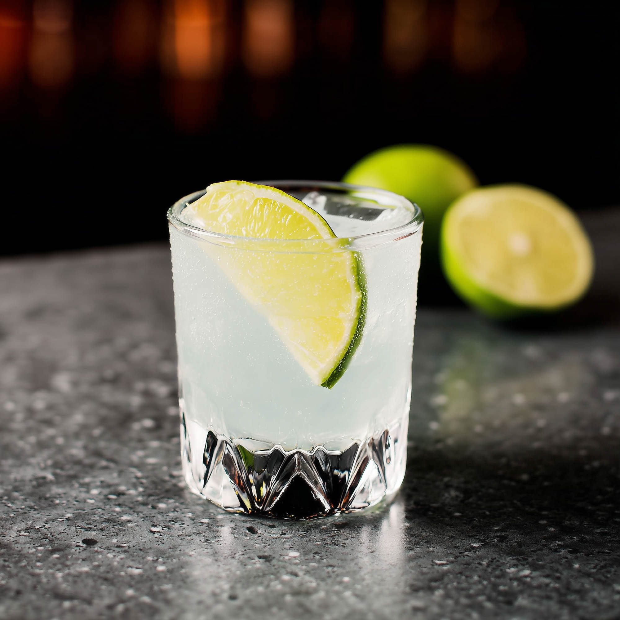 Ein Kamikaze-Shot, garniert mit einer Limettenscheibe.