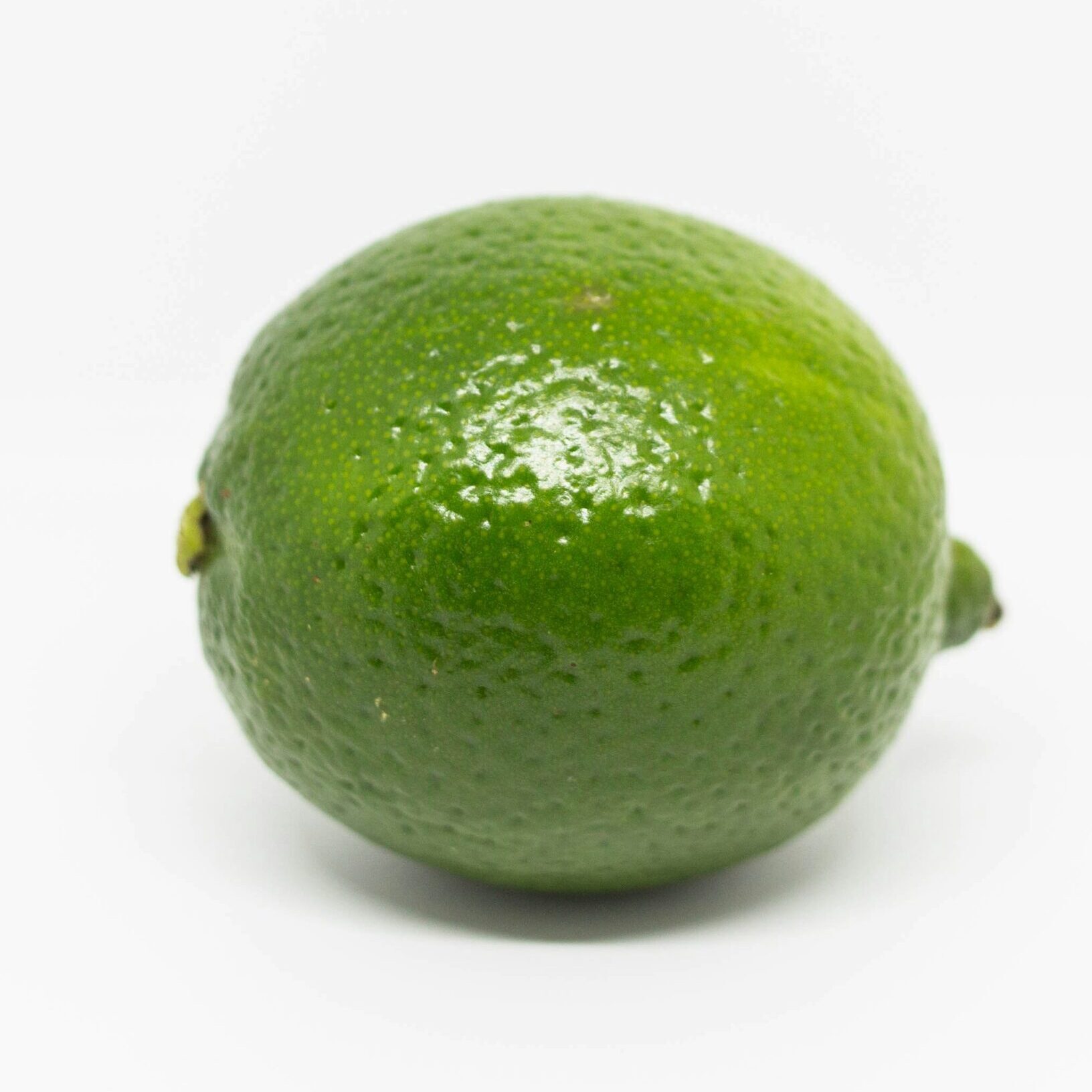 Eine glänzende, grüne Limette.